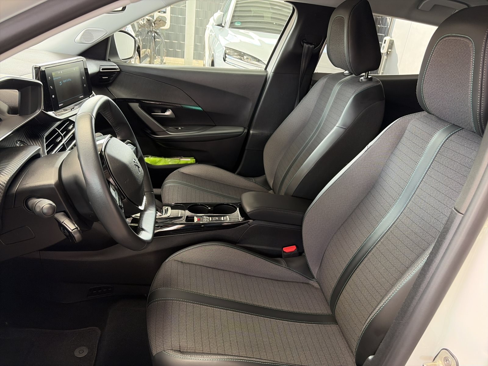 Peugeot 2008 e- Allure Pack 50 kWh 330 km WLTP — Miniatur 12