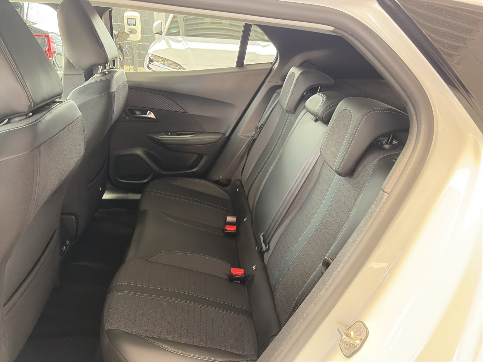 Peugeot 2008 e- Allure Pack 50 kWh 330 km WLTP — Miniatur 14