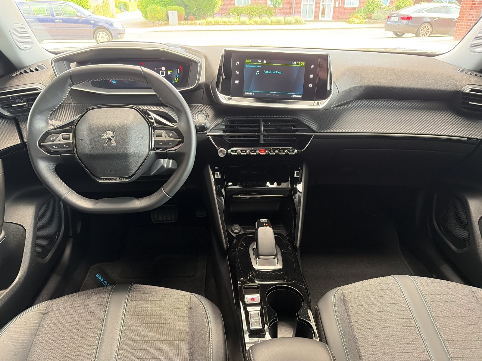 Peugeot 2008 e- Allure Pack 50 kWh 330 km WLTP — Miniatur 15