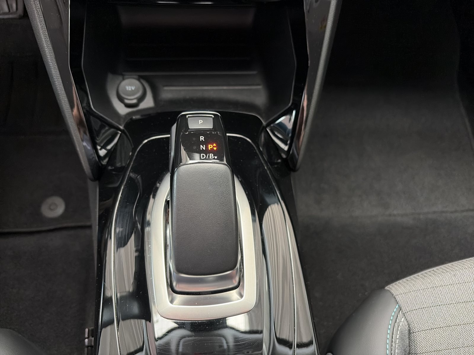 Peugeot 2008 e- Allure Pack 50 kWh 330 km WLTP — Miniatur 18