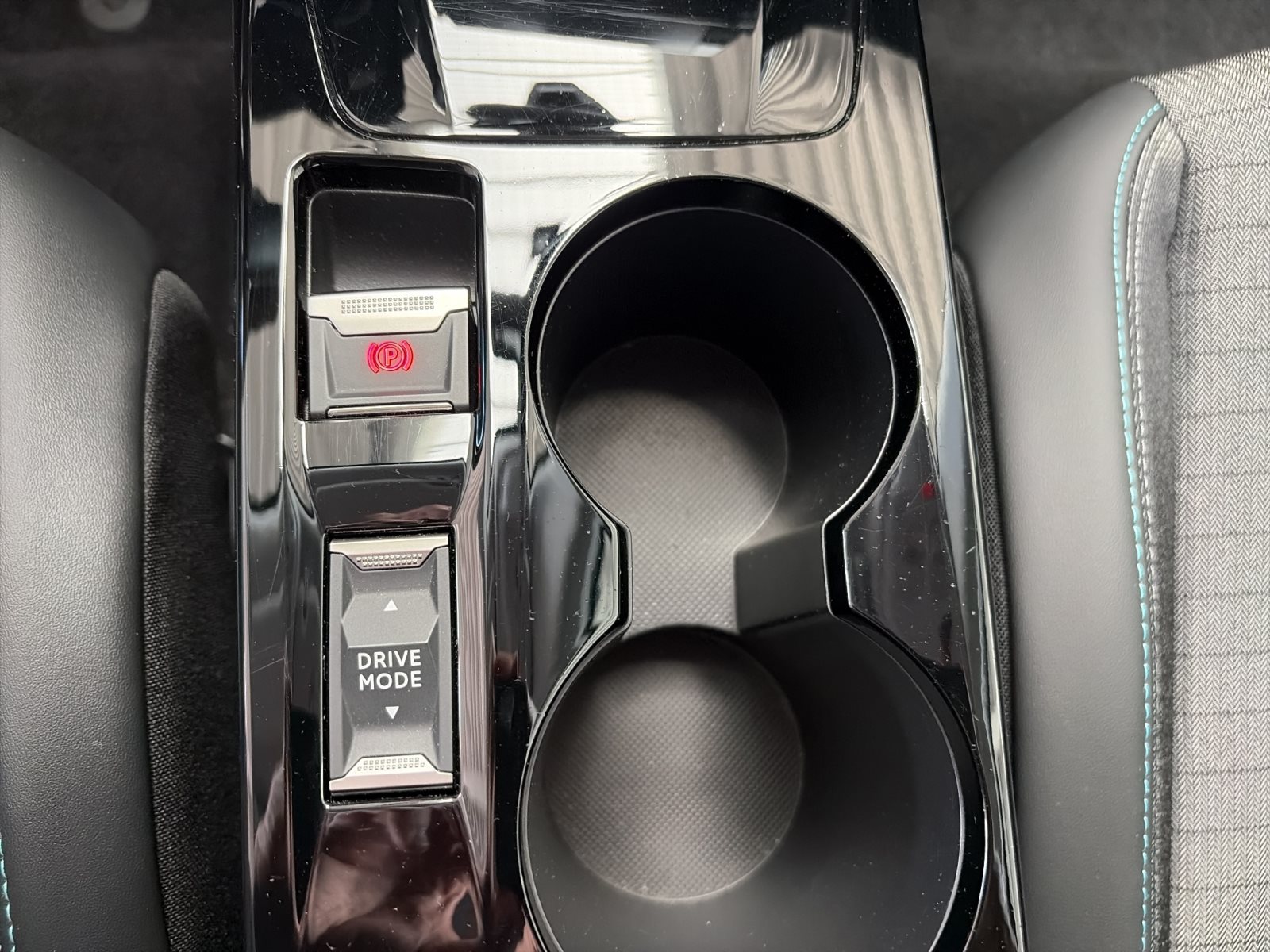 Peugeot 2008 e- Allure Pack 50 kWh 330 km WLTP — Miniatur 19