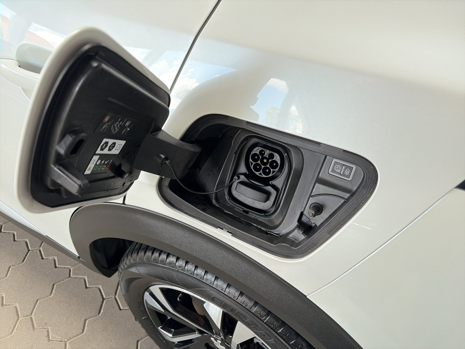 Peugeot 2008 e- Allure Pack 50 kWh 330 km WLTP — Miniatur 23
