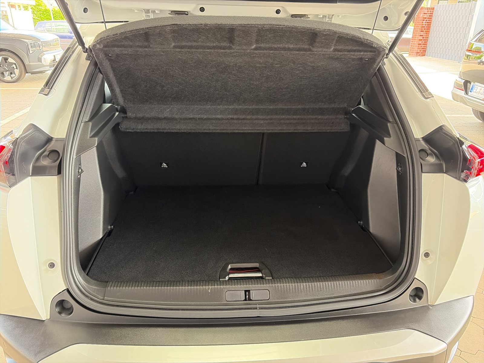 Peugeot 2008 e- Allure Pack 50 kWh 330 km WLTP — Miniatur 24