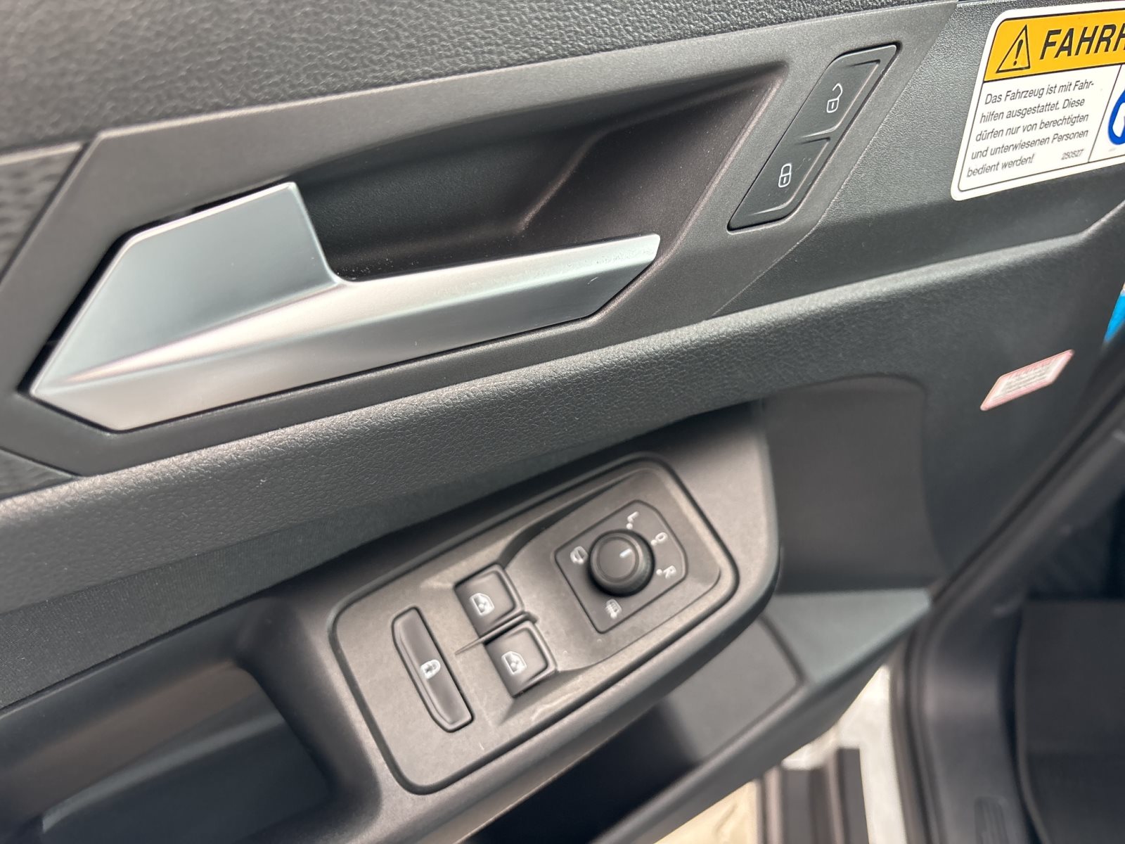 Ford Grand Tourneo Connect Titanium mit Smart-Lifter und Reha-Ausstattung — Miniatur 19