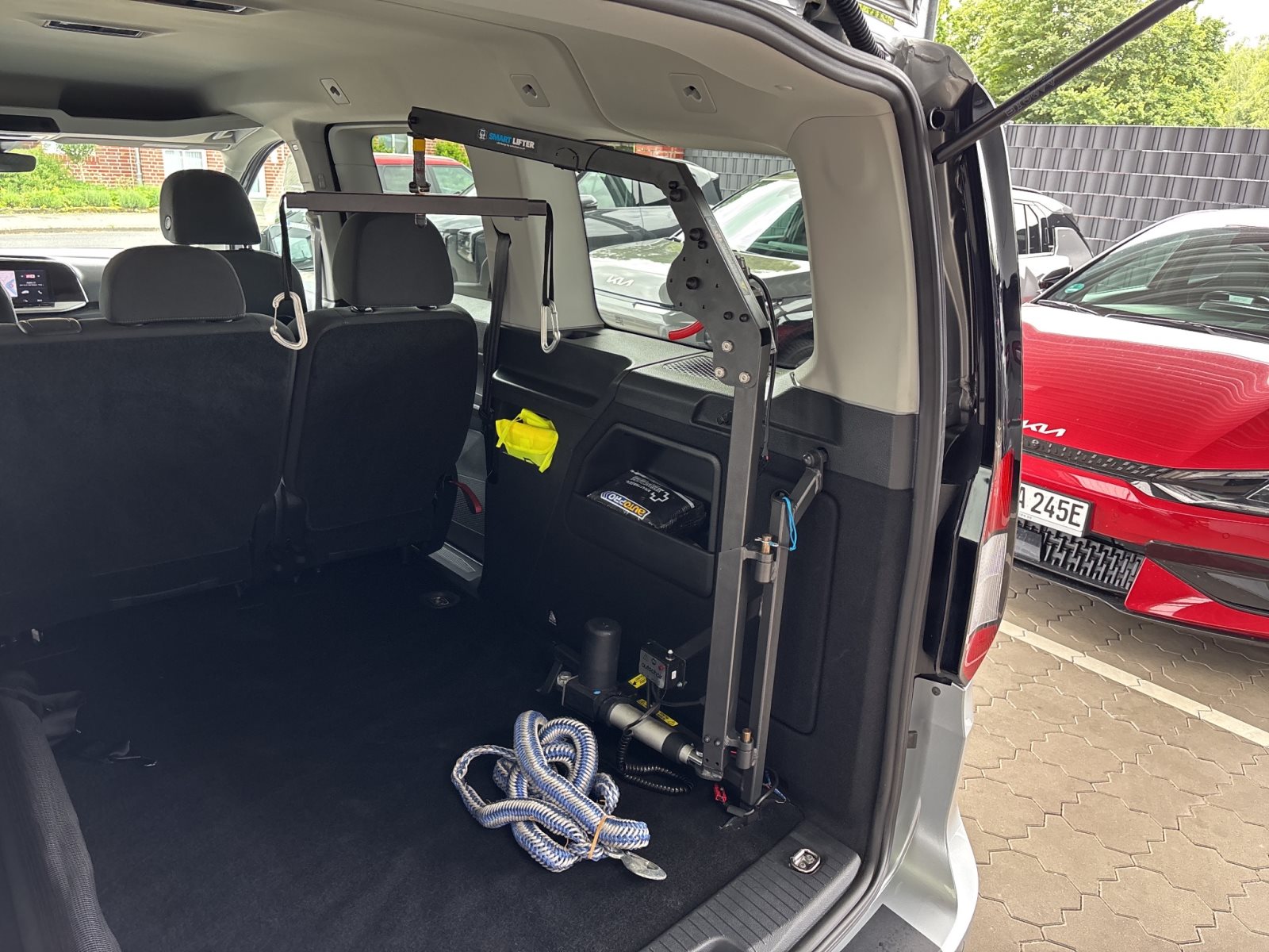 Ford Grand Tourneo Connect Titanium mit Smart-Lifter und Reha-Ausstattung — Miniatur 20