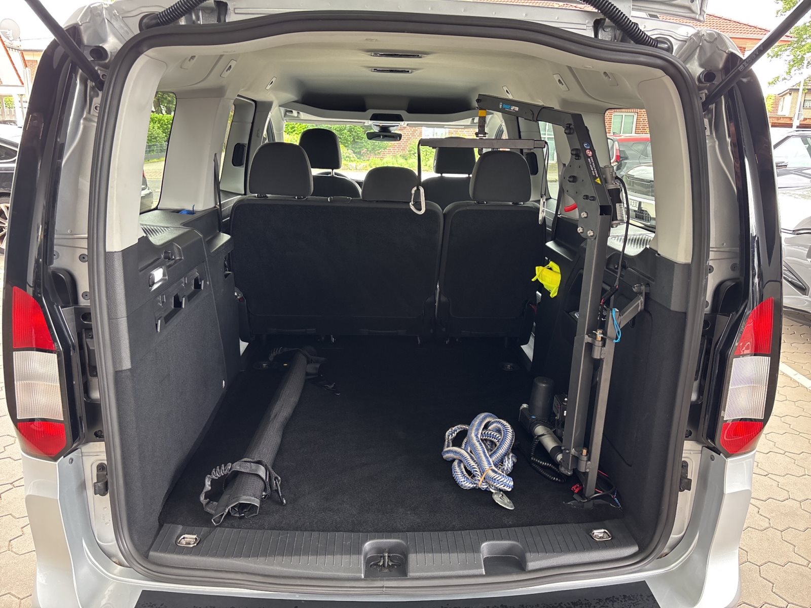 Ford Grand Tourneo Connect Titanium mit Smart-Lifter und Reha-Ausstattung — Miniatur 21