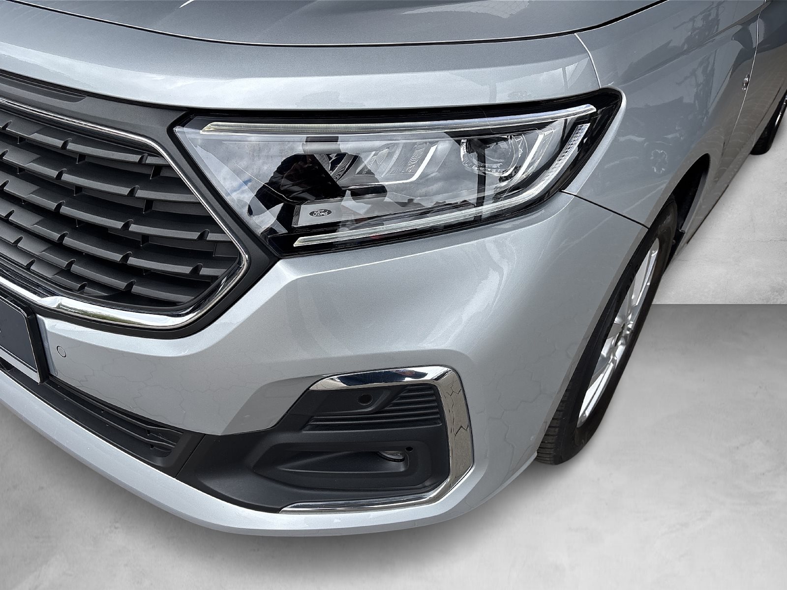 Ford Grand Tourneo Connect Titanium mit Smart-Lifter und Reha-Ausstattung — Miniatur 9