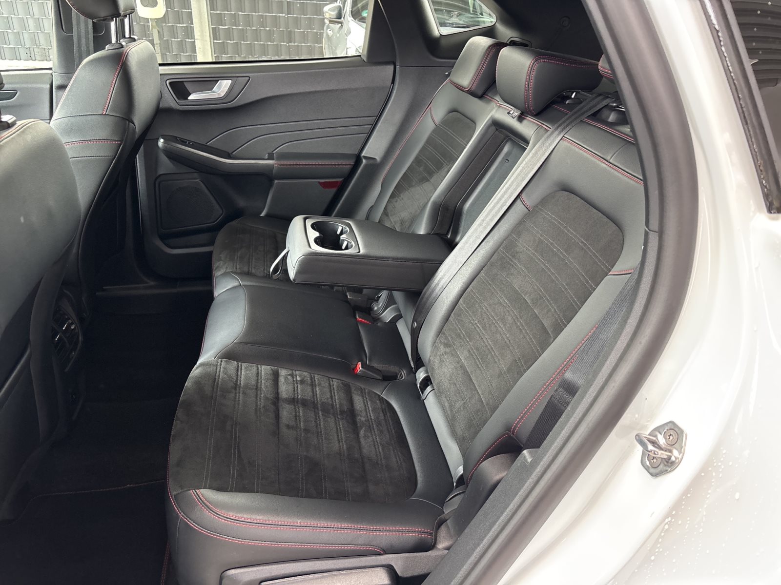 Ford Kuga Plug-In Hybrid ST-Line X — Miniatur 12