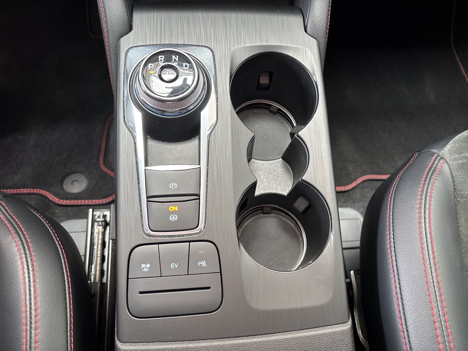 Ford Kuga Plug-In Hybrid ST-Line X — Miniatur 16