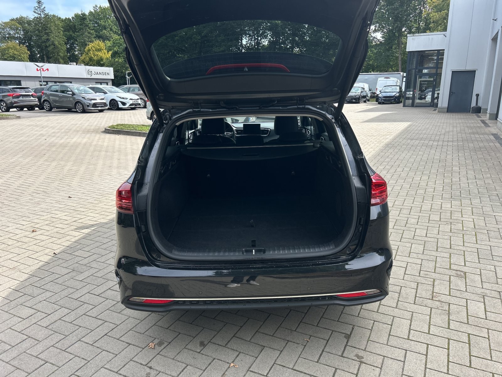 KIA Ceed Sportswagon Platinum Edition + Automatik + Sitzheizung + Rückfahrkamera+ Heizbares Lenkrad — Miniatur 17