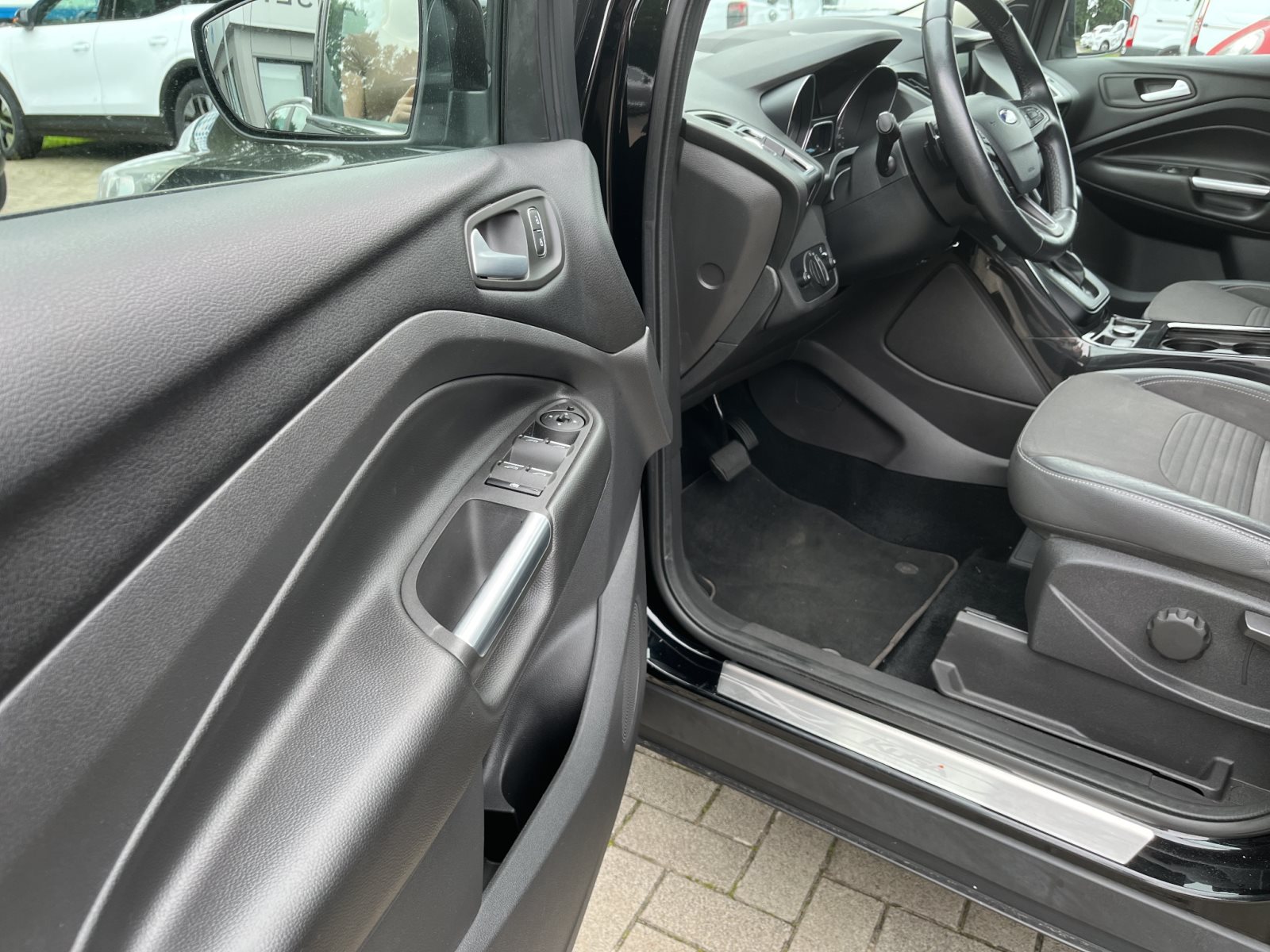 Ford Kuga Titanium 4x4 Automatik+NAVI+AHK — Miniatur 18